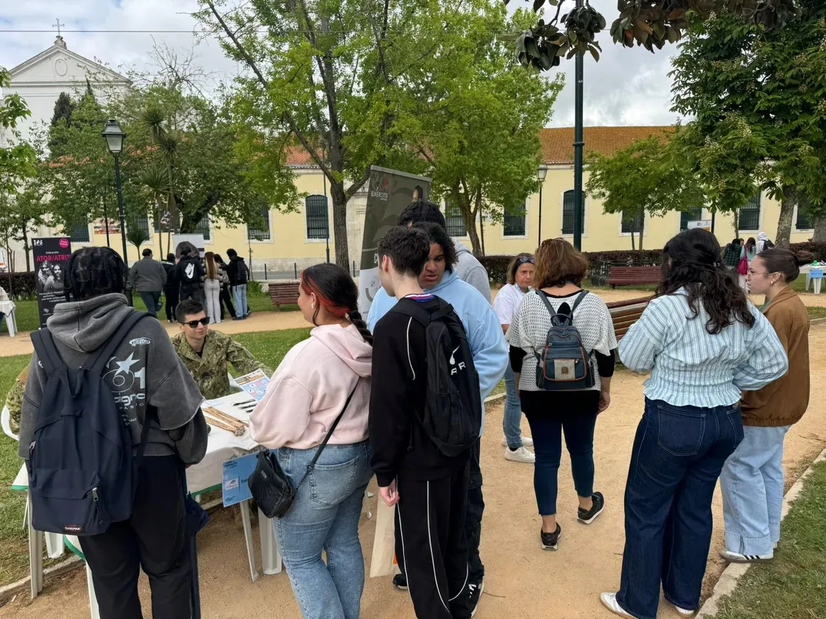 Jovens a visitar os stands da Feira de Formação de Carnide, no Jardim da Luz.