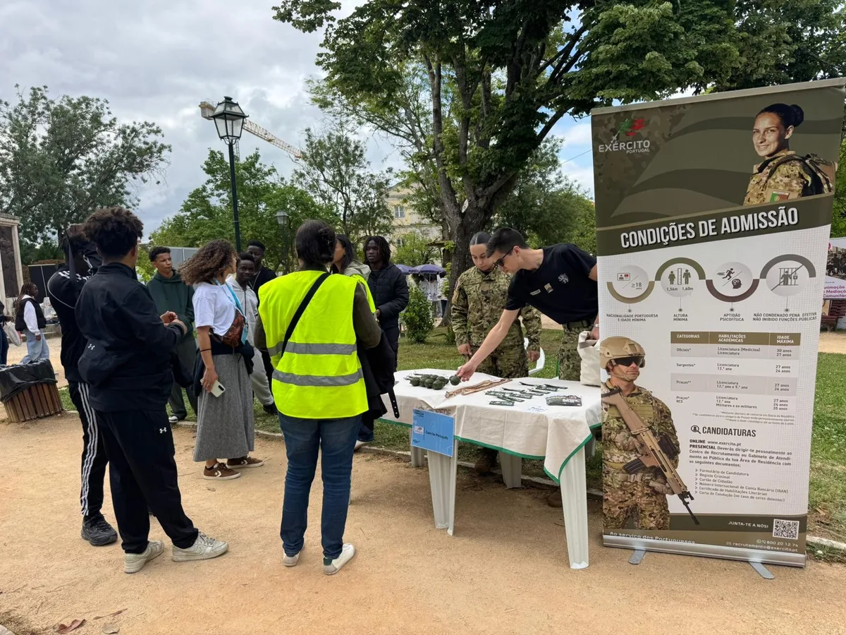 Jovens a visitar o stand do Exército Português na XI Feira de Formação de Carnide, Jardim da Luz